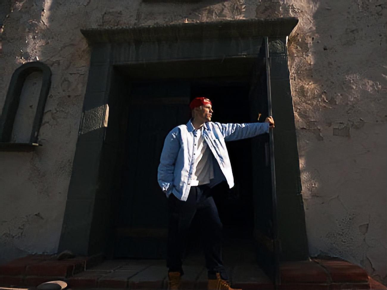 Бібер у ролику відвідує стару церкву