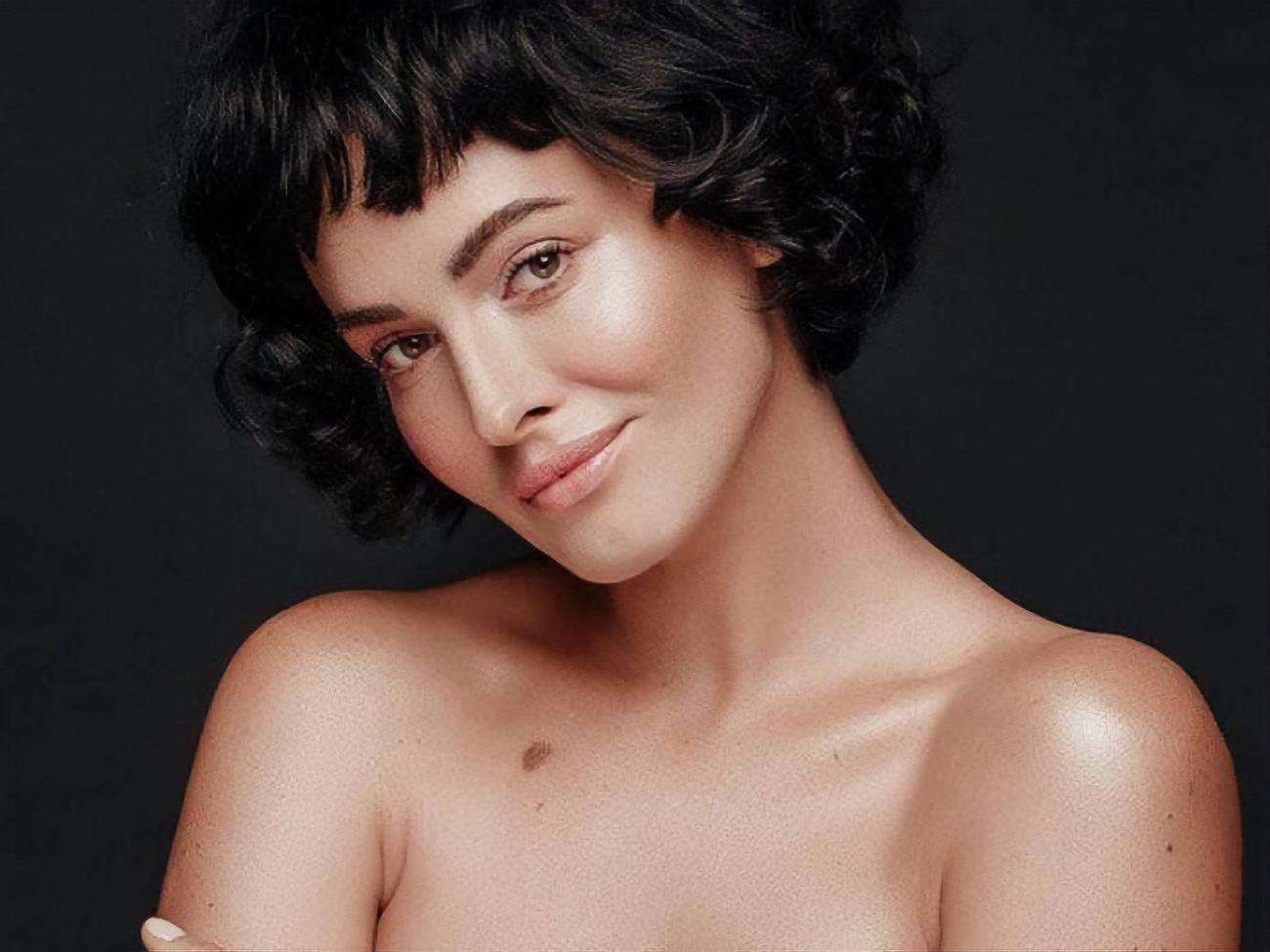 Астафьева в ролике с поцелуем собаки засветила соски