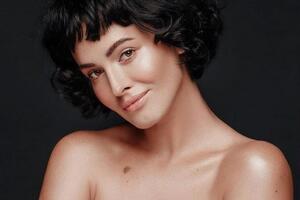 Астафьева в ролике с поцелуем собаки засветила соски