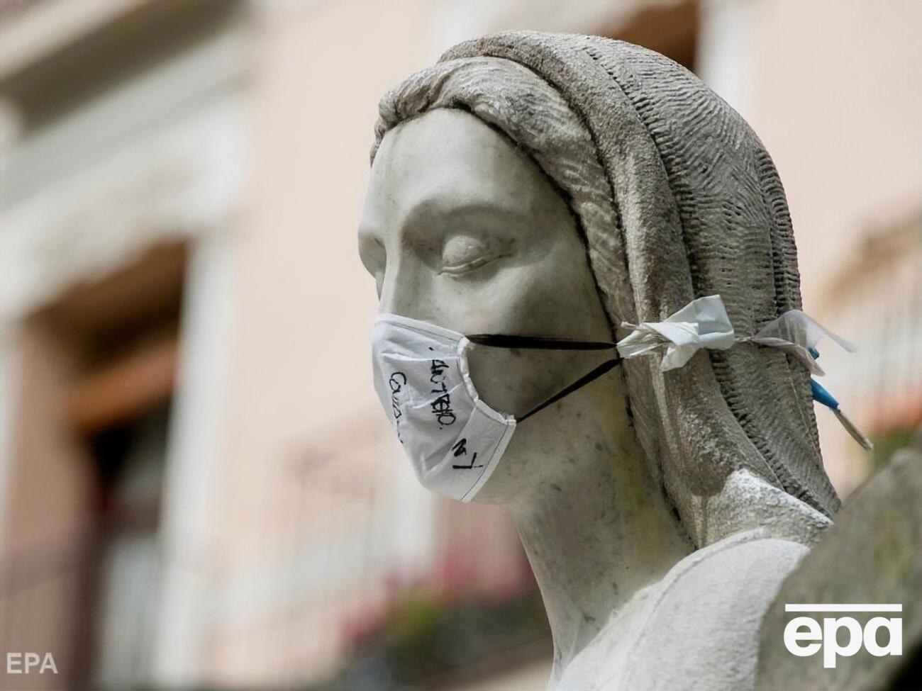 Статуя в захисній масці в іспанському місті Сарагоса