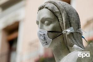 Статуя в захисній масці в іспанському місті Сарагоса