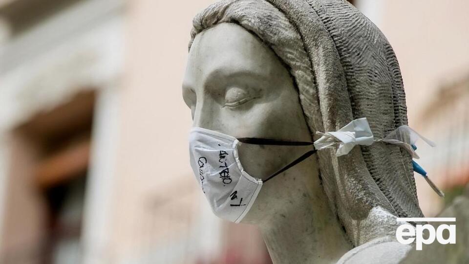 Статуя в захисній масці в іспанському місті Сарагоса