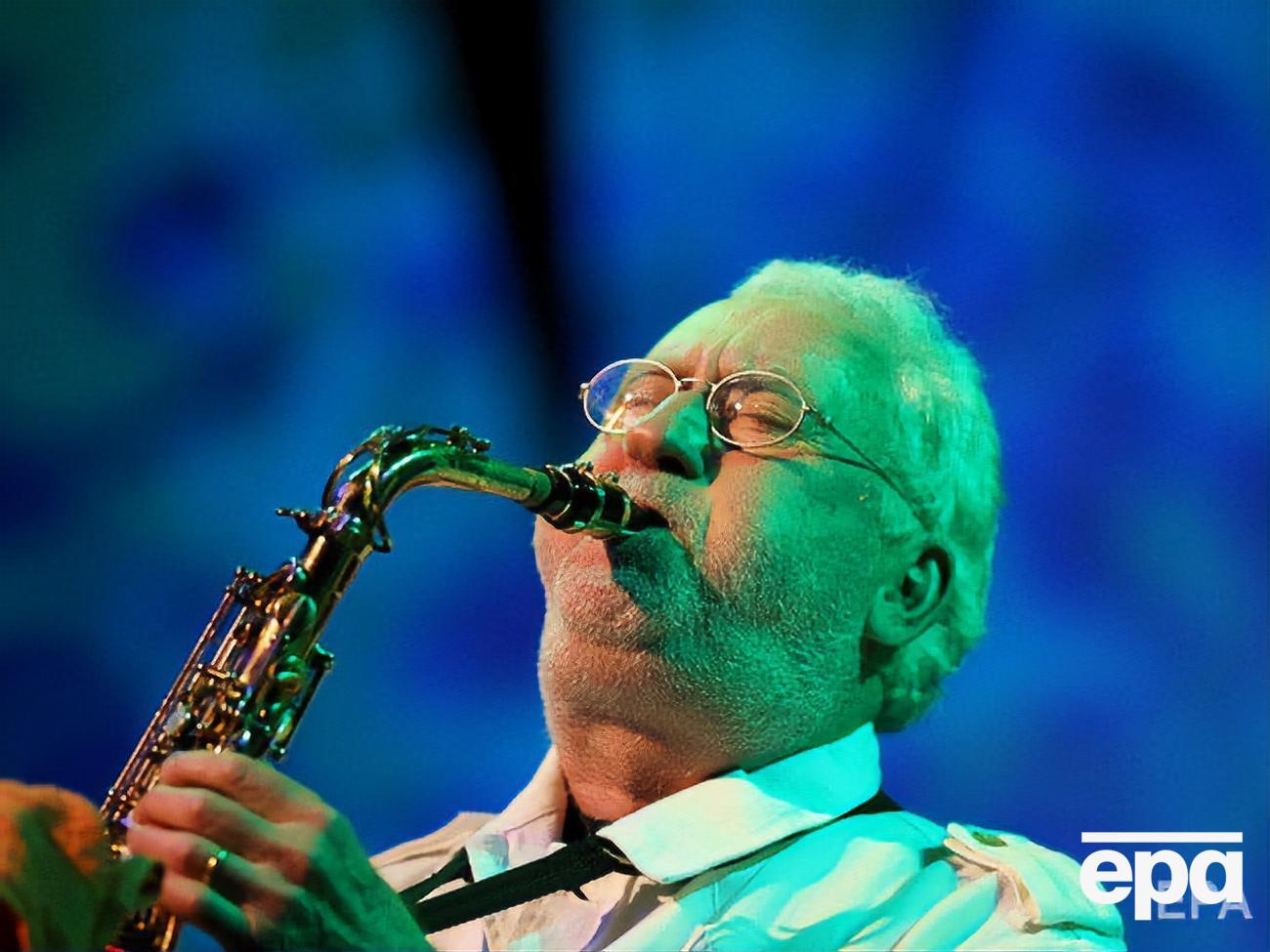 Коніц народився 1927 року