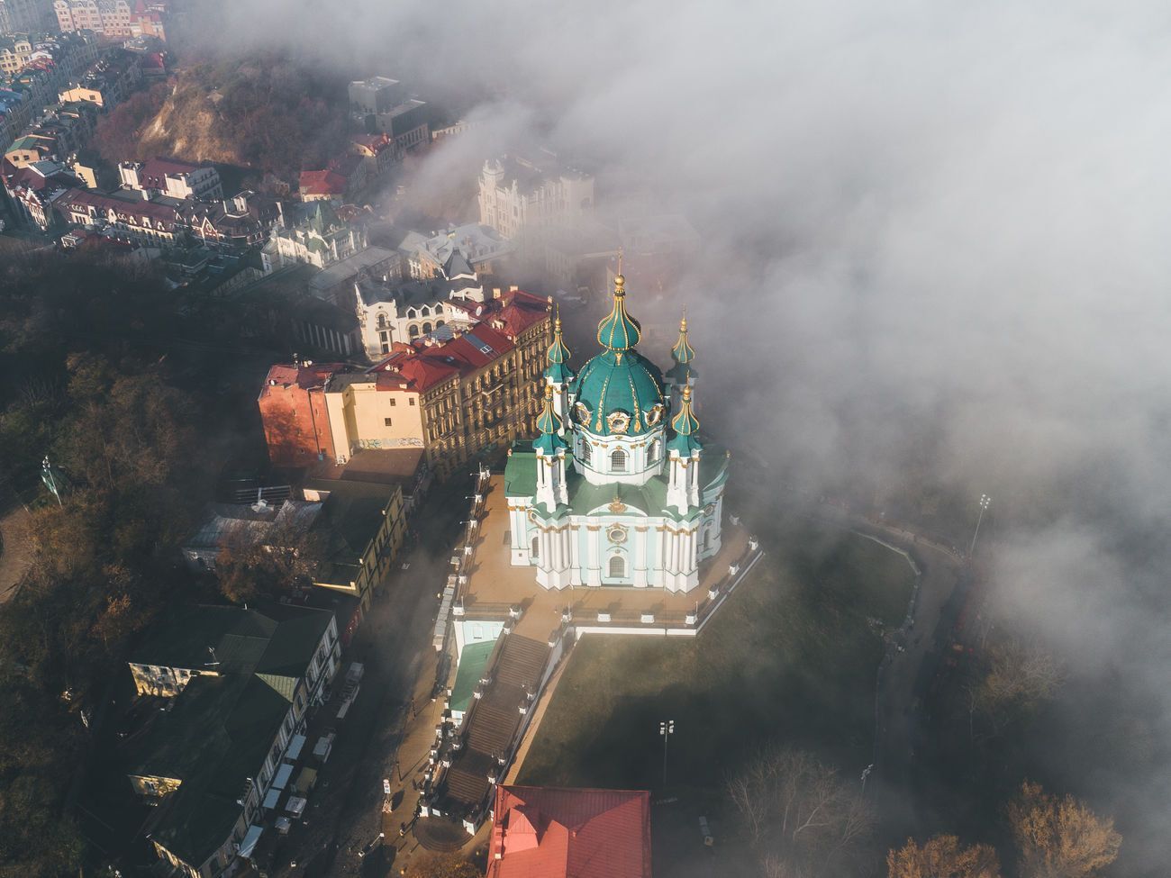 Із 16 квітня в Києві фіксують задимленість, відчувається запах гару