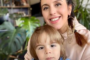 Джамала: Якщо мама – музикант, уже з раннього віку почнеш опановувати музичні інструменти. Ця гра розвиває дрібну моторику, відчуття ритму, Емір учиться розрізняти силу звуку