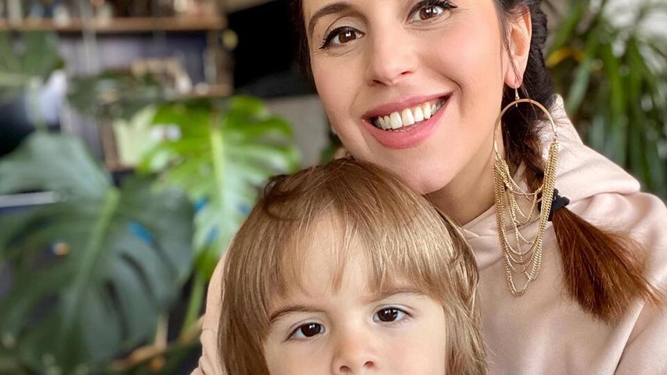 Джамала: Якщо мама – музикант, уже з раннього віку почнеш опановувати музичні інструменти. Ця гра розвиває дрібну моторику, відчуття ритму, Емір учиться розрізняти силу звуку