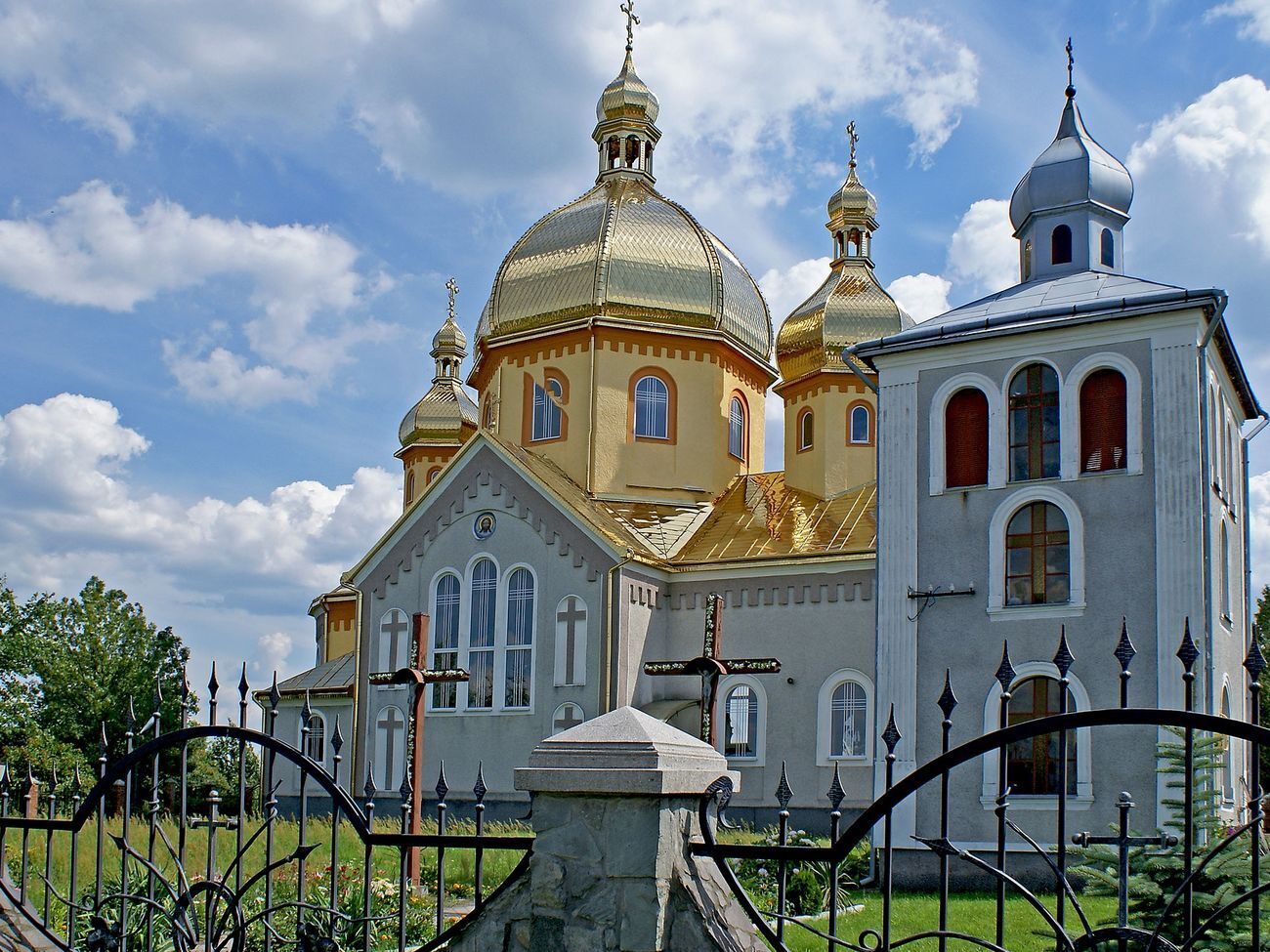 Посещение храмов на Пасху в Житомире запретили всем, кроме священнослужителей