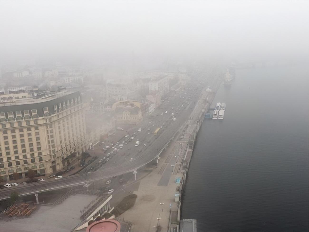 Дим у повітрі може призвести до головного болю, утрудненого дихання, кашлю