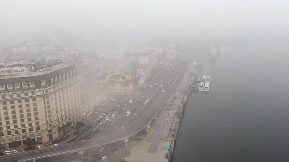 Дым в воздухе может вызвать головную боль, затрудненное дыхание, кашель