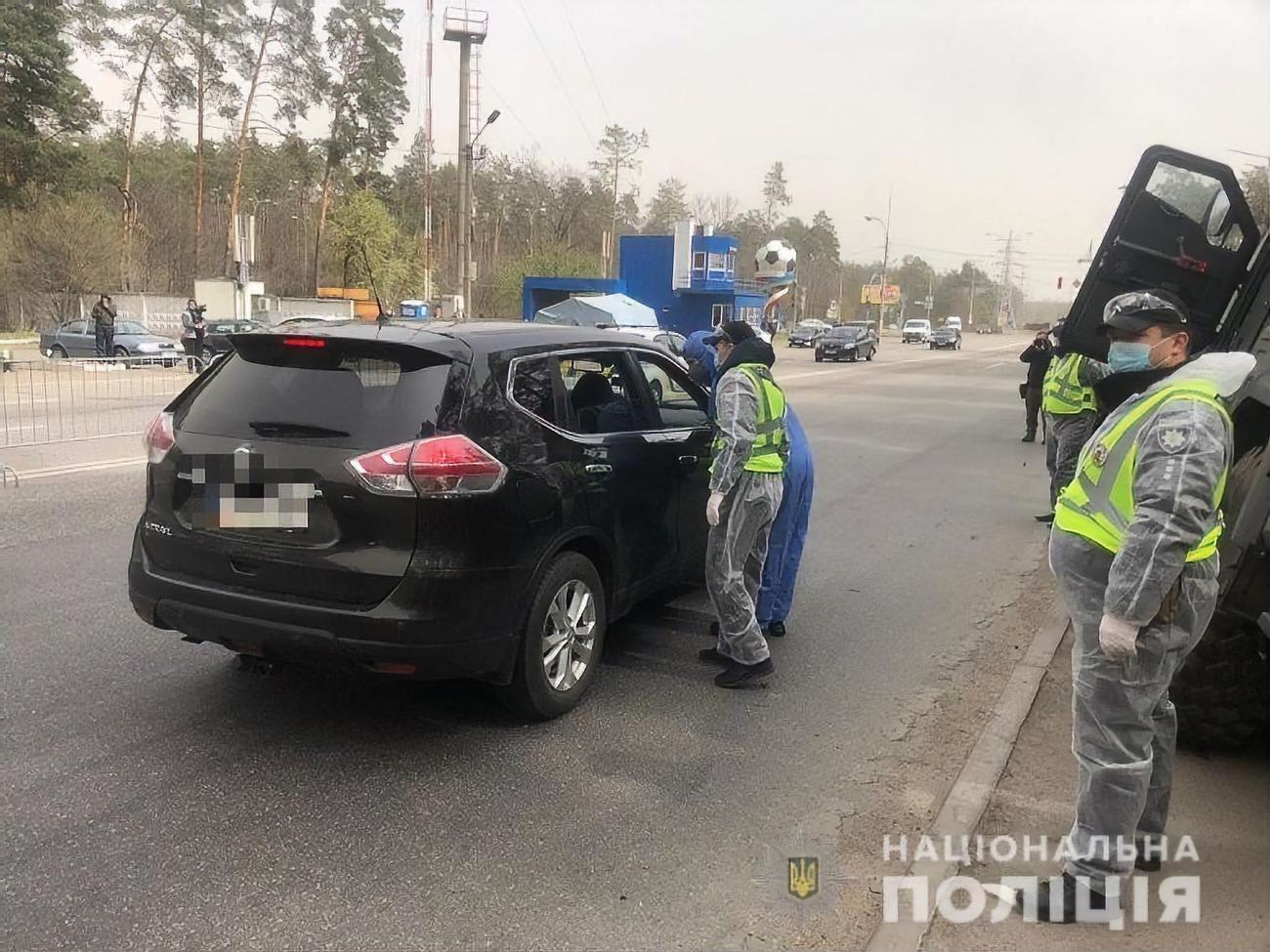 У поліції повідомили, що транспорт на в'їздах у Київ вибірково зупиняють