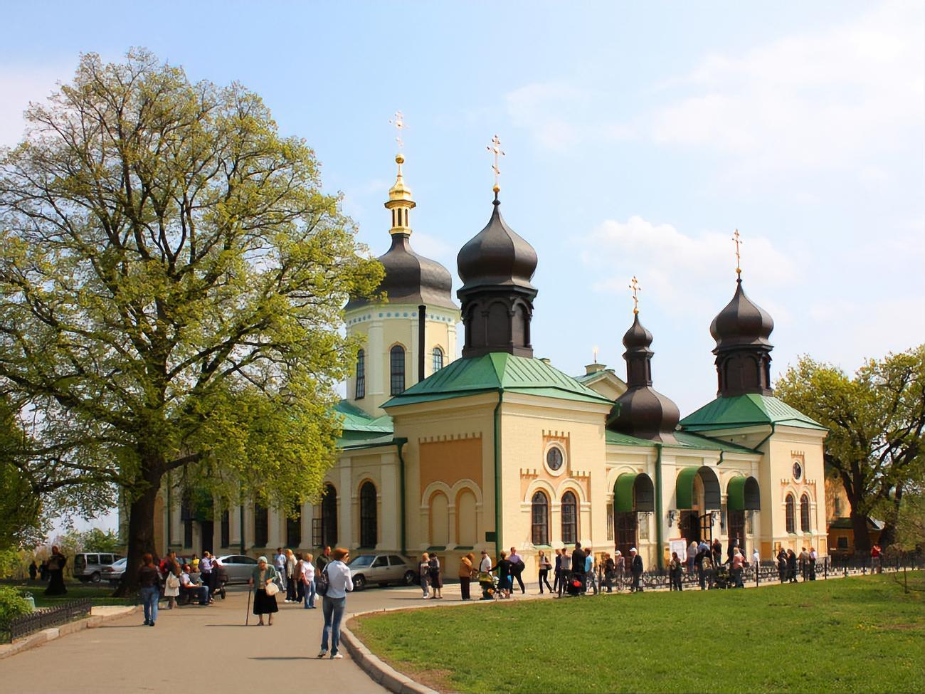 Медики оглядають служителів Іонинського монастиря
