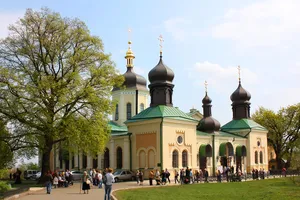 Медики оглядають служителів Іонинського монастиря