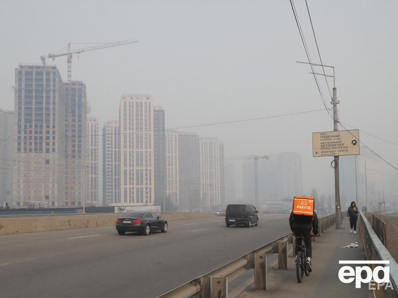 Із 16 квітня в Києві фіксують задимленість і відчувається запах гару