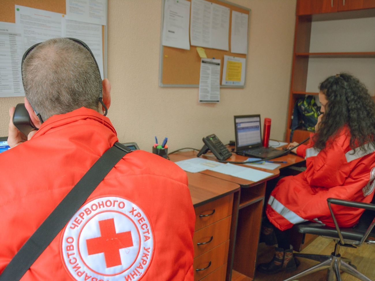 Щоб не їхати в лікарню і не наражати себе на небезпеку, можна звернутися по допомогу в телефонному режимі