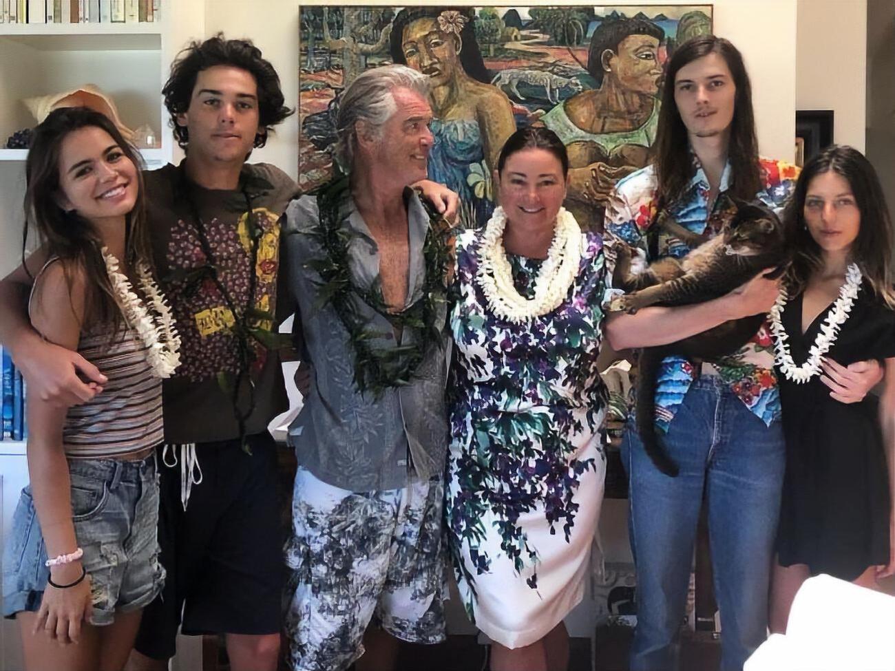 Броснан и Смит поженились в 2001 году