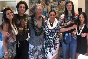 Броснан и Смит поженились в 2001 году