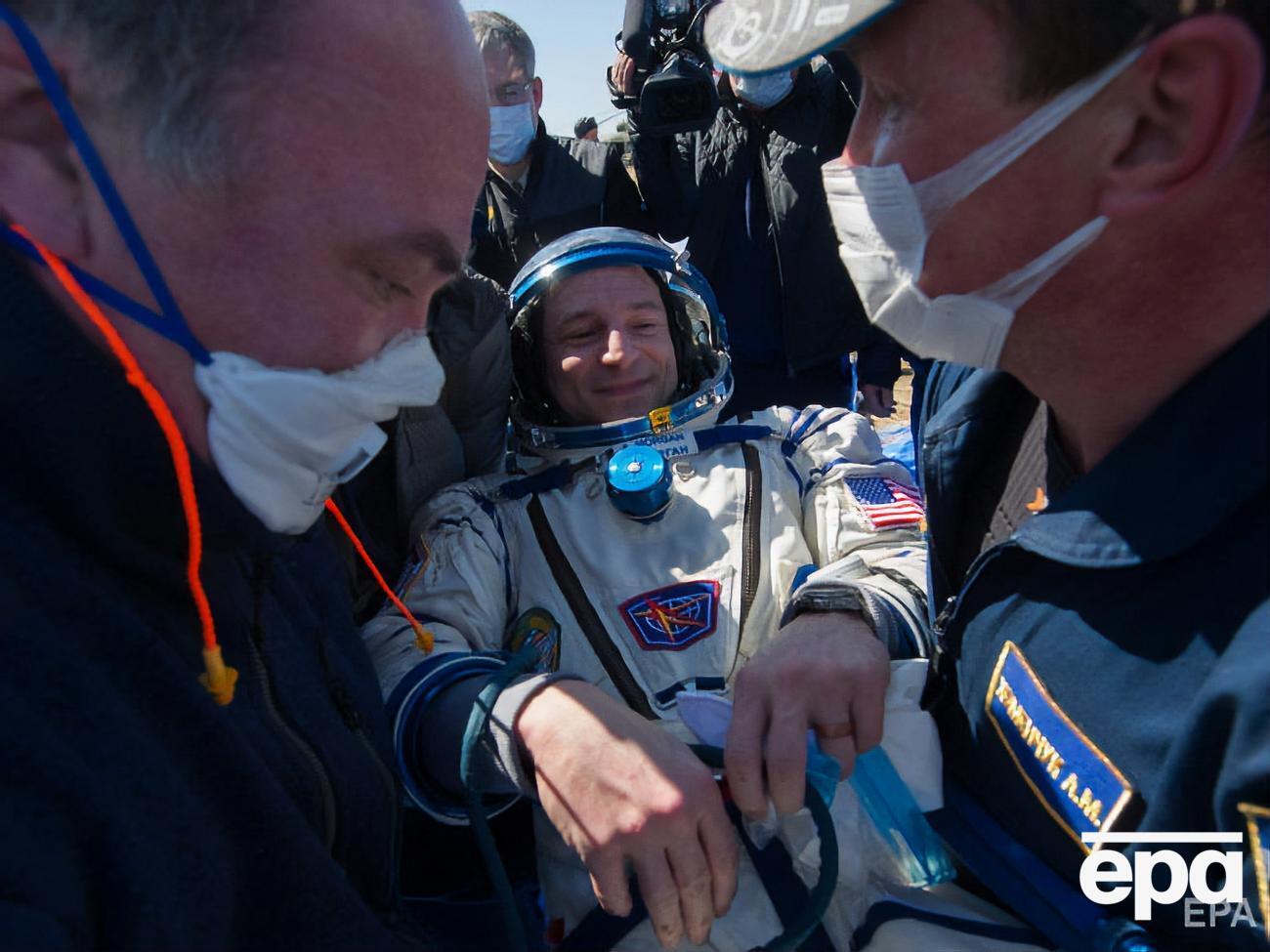 Зустрічали в масках і рукавичках. На Землю із МКС повернувся корабель "Союз МС-15" із трьома членами екіпажу. Фоторепортаж