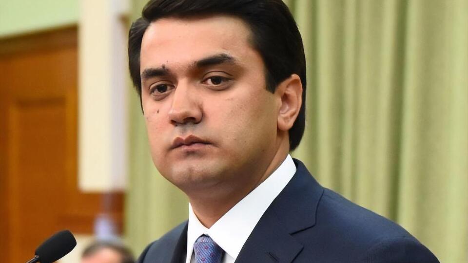В 2006 году Рустам Эмомали вступил в пропрезидентскую партию в 19-летнем возрасте