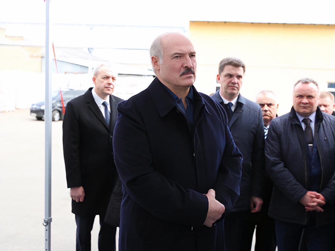 21 марта Лукашенко выступил против возвращения в страну граждан, выехавших после предупреждения о пандемии коронавируса