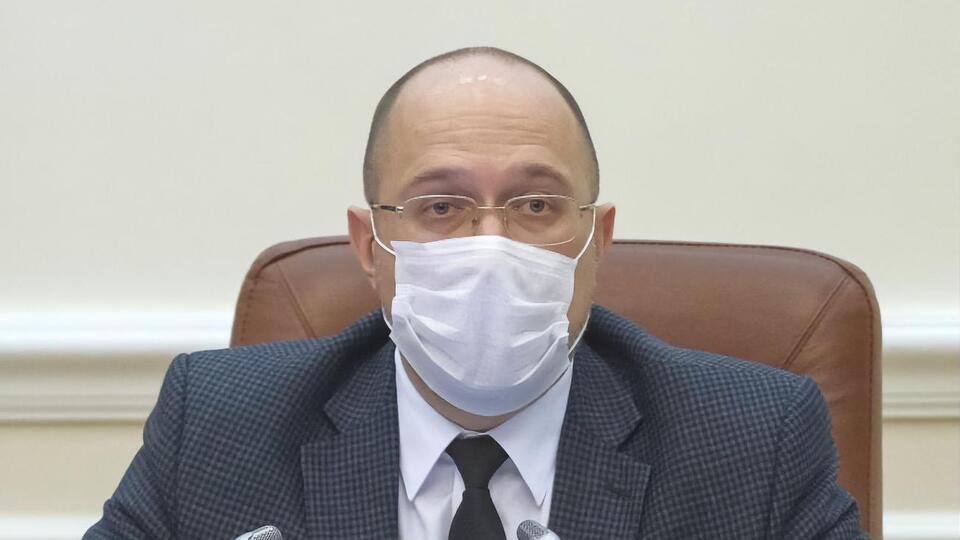Шмыгаль: Зарплаты медработникам тоже должны выплачиваться вовремя