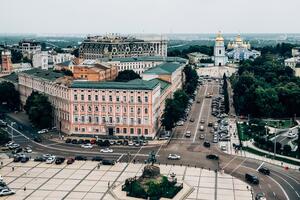 Серед нових випадків COVID-19 у Києві чотири медики