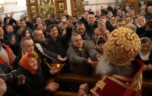 У Святогірській лаврі парафіяни цілували руку священнику