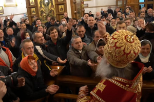 У Святогірській лаврі парафіяни цілували руку священнику