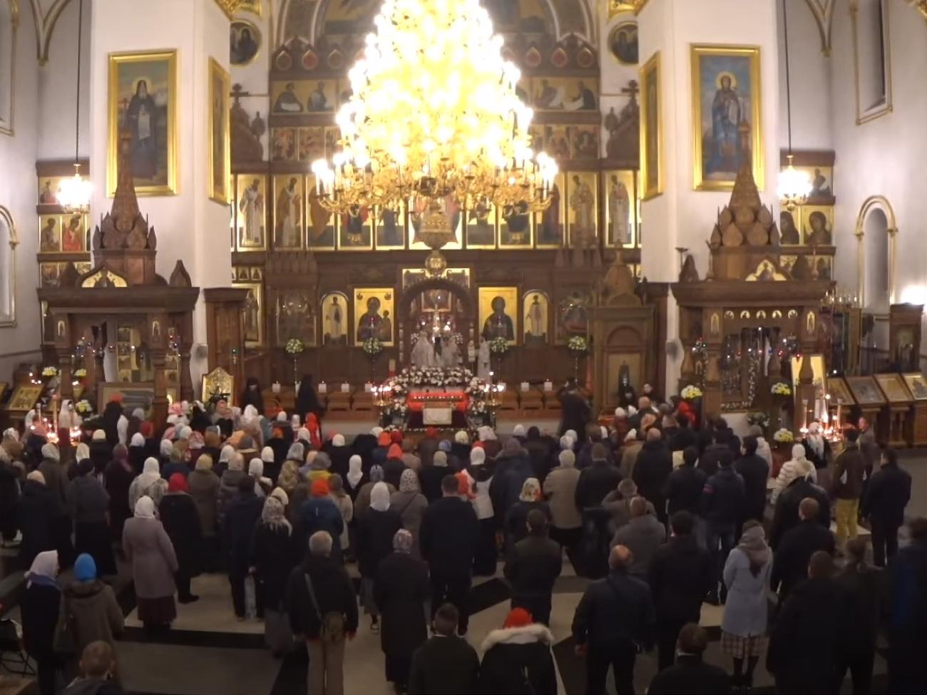 На службі було кілька сотень людей