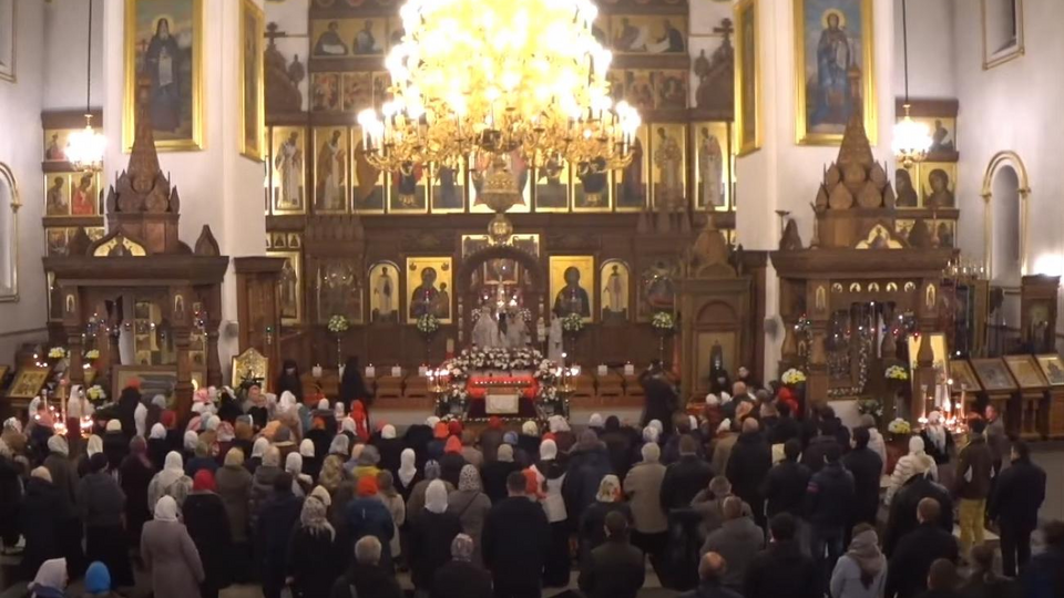 На службе было несколько сотен человек