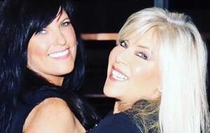 Фокс (на фото справа) хочет узаконить связь с женщиной, которая моложе ее на восемь лет