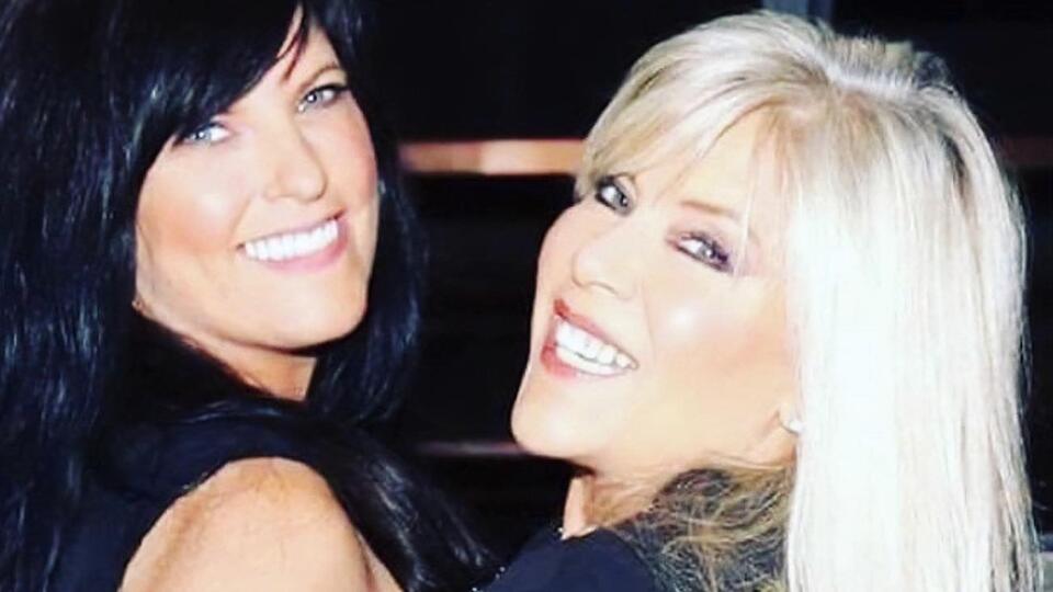 Фокс (на фото праворуч) хоче узаконити зв'язок із жінкою, молодшою за неї на вісім років