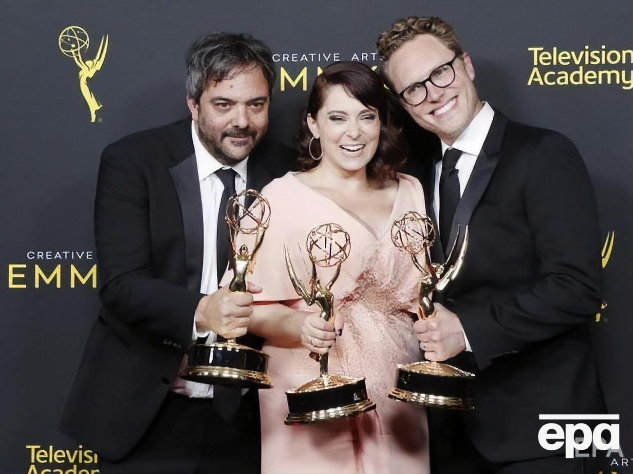 В 2019 году Шлезингер (крайний слева) был удостоен телевизионной премии "Эмми" за песни к сериалу "Чокнутая бывшая"