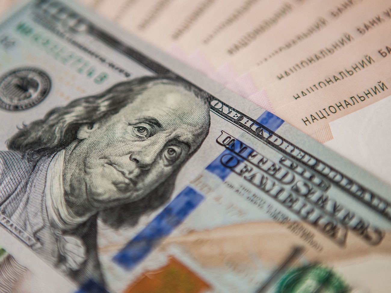 Минфин привлек деньги в гривне, долларах и евро