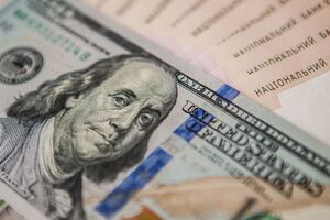 Минфин привлек деньги в гривне, долларах и евро