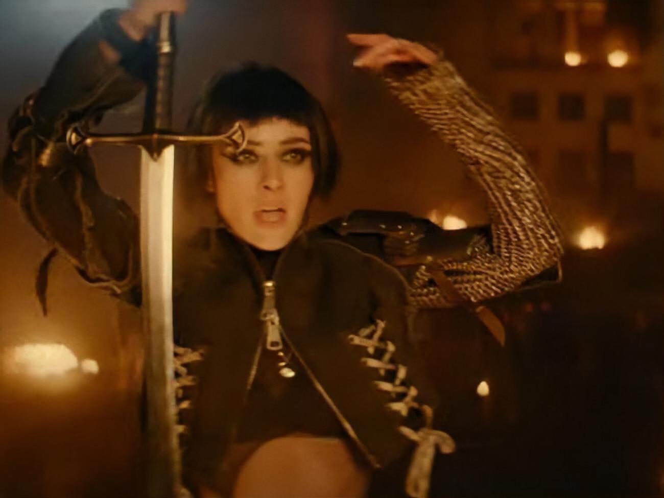 У кліпі показано охоплене полум'ям місто