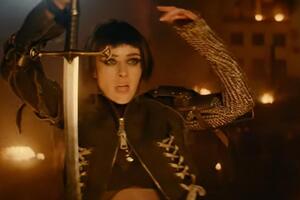 У кліпі показано охоплене полум'ям місто