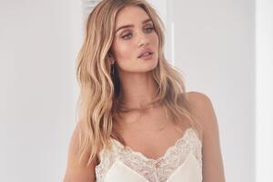 Хантингтон-Уайтли для фото сняла белье