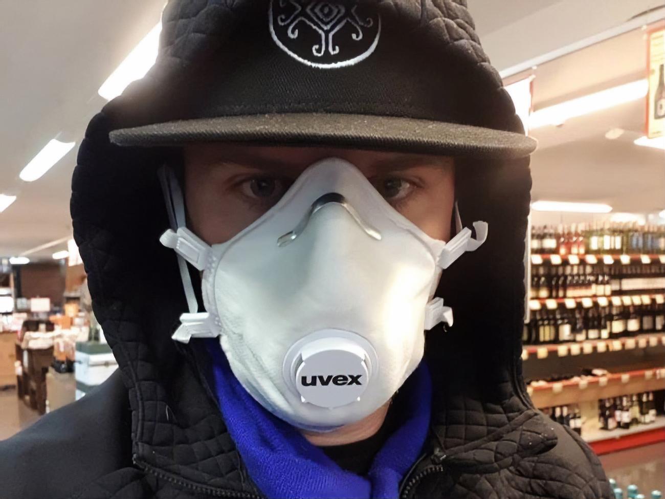 Комаров использует для защиты респиратор