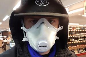 Комаров использует для защиты респиратор