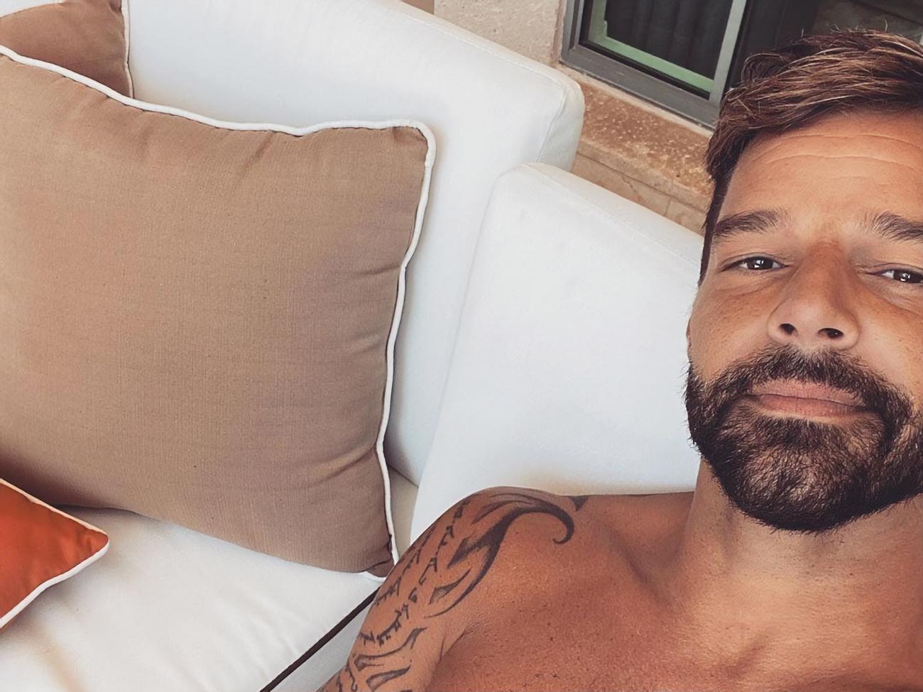 Для деяких знімків Мартін позував з оголеним торсом