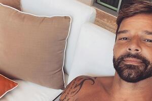 Для некоторых снимков Мартин позировал с оголенным торсом