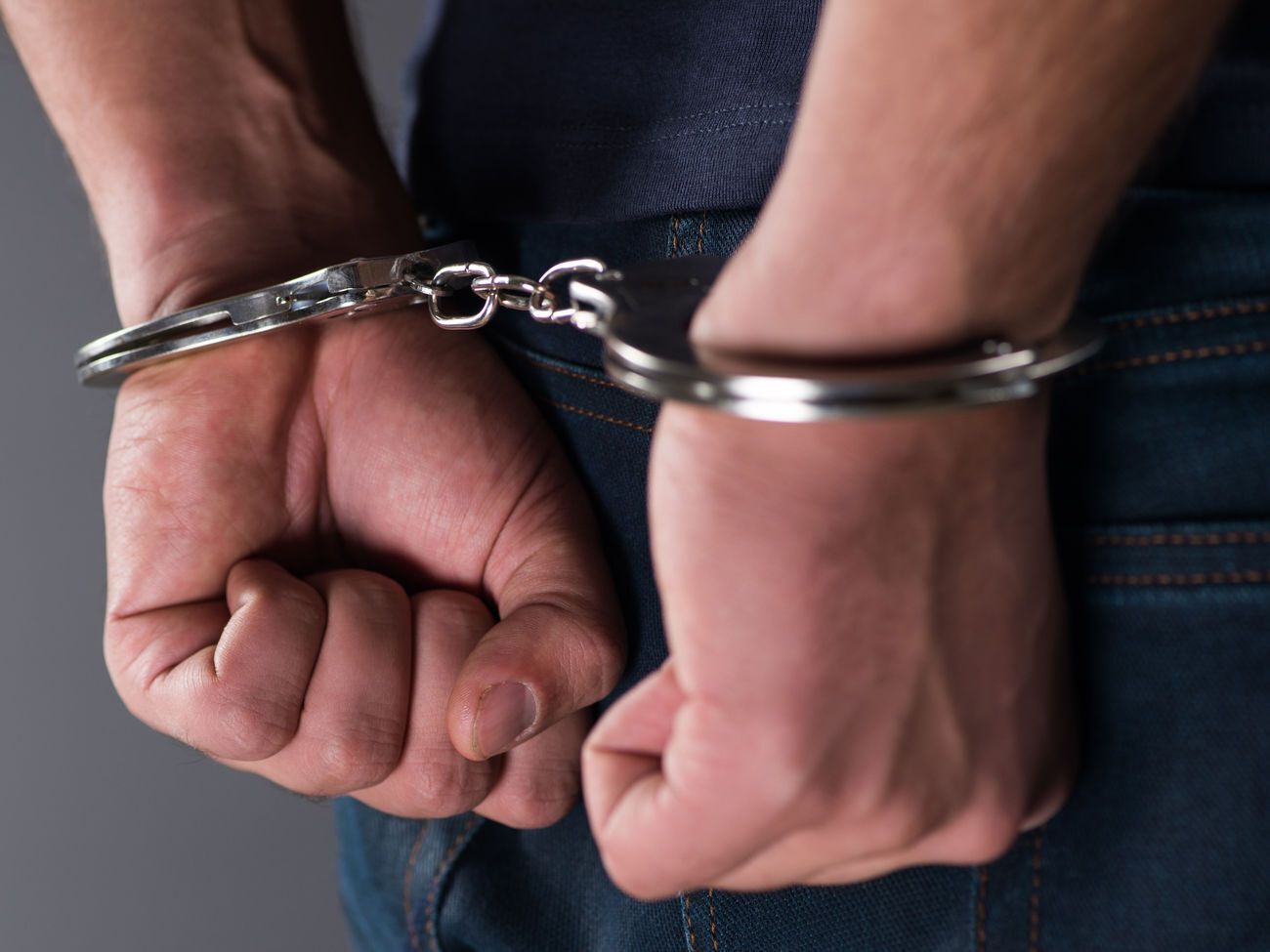 Мужчину заковали в наручники