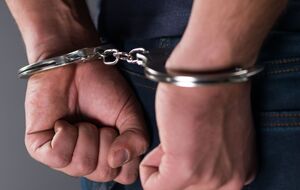 Мужчину заковали в наручники