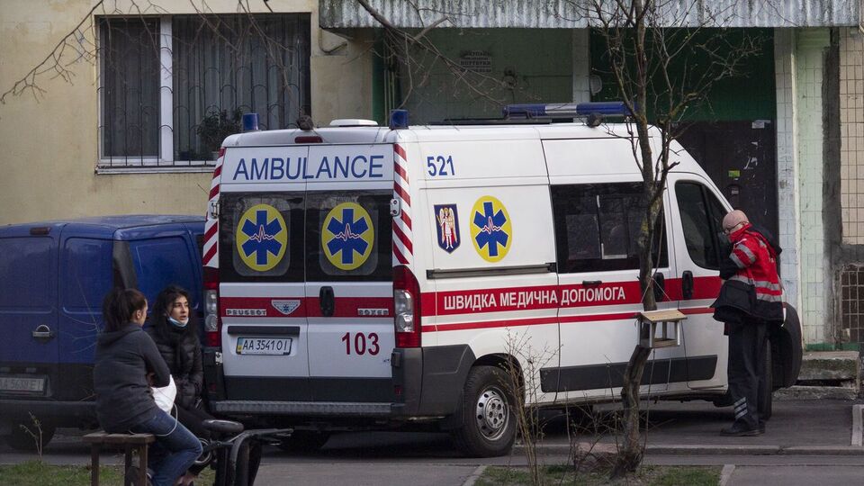 Врачам, фельдшерам и водителям "скорой" в Украине также будет положена доплата