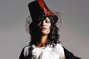 Зета-Джонс виконала дуетну пісню Пола Маккартні та Wings