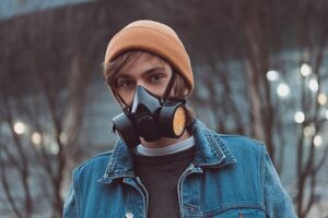 Респіратори із клапанами видиху захищають тільки людину, яка носить такий респіратор, розповіли в МОЗ