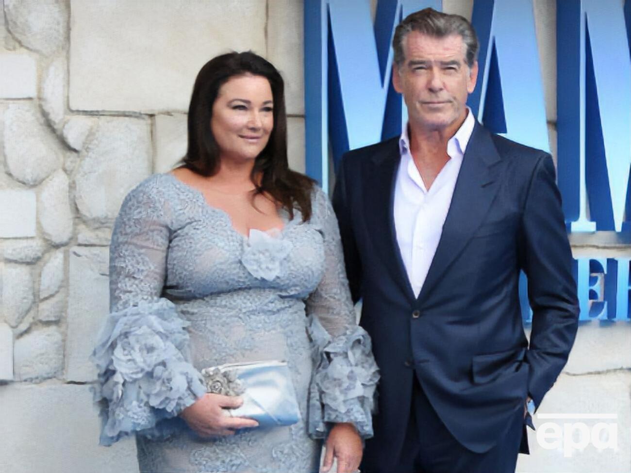 Броснан женат на журналистке Кили Шей Смит