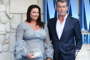 Броснан женат на журналистке Кили Шей Смит