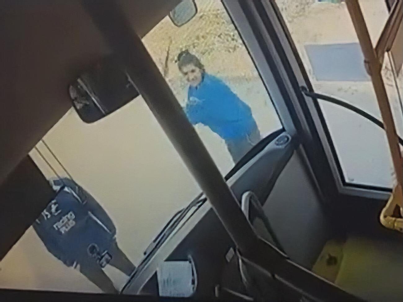 Пассажиры, которых не пустили в салон, бросили в автобус кирпич