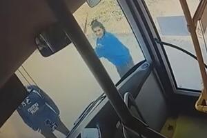 Пассажиры, которых не пустили в салон, бросили в автобус кирпич